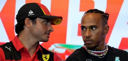 Il mistero dei numeri magici: Sainz e Hamilton, un legame inaspettato nella storia della Ferrari